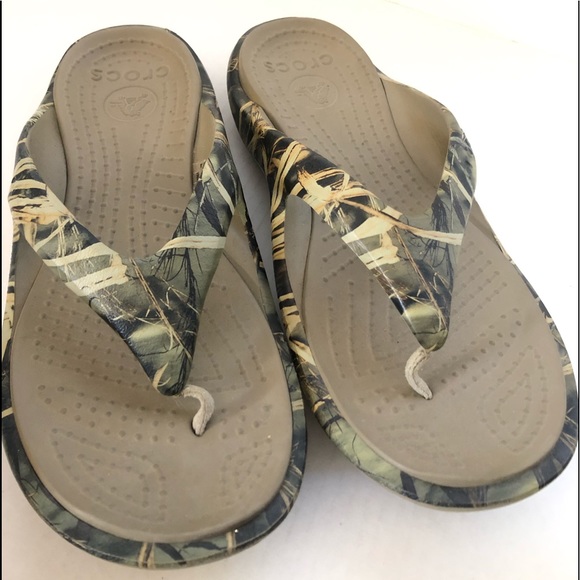 crocs camo flip flops